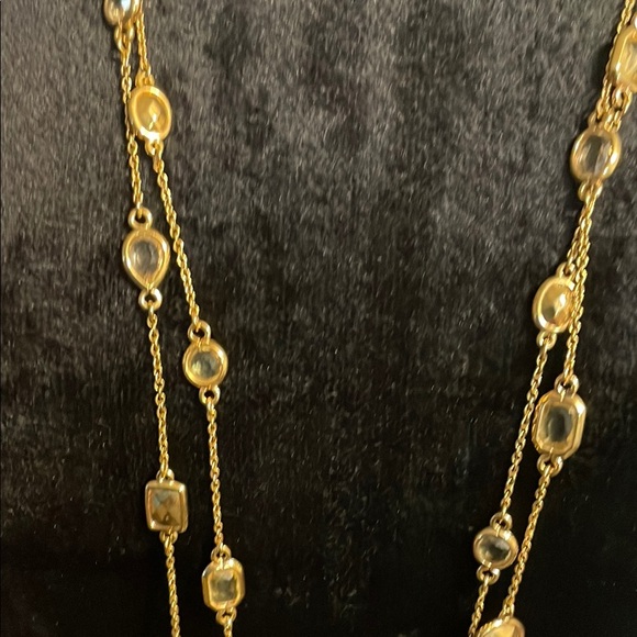Elegant Gold Necklace with Circular Accents - Picture 4 of 7
